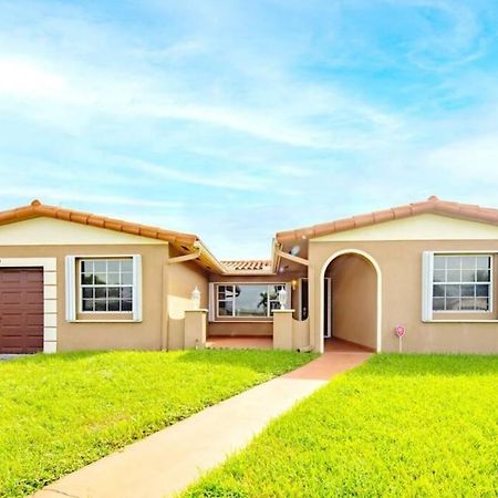 Stunning Lake-Front Villa With Pool & Spa Pembroke Pines Exteriér fotografie