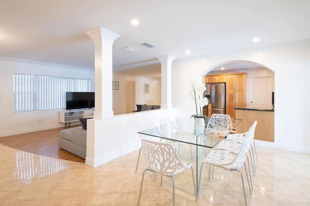 Stunning Lake-Front Villa With Pool & Spa Pembroke Pines Exteriér fotografie