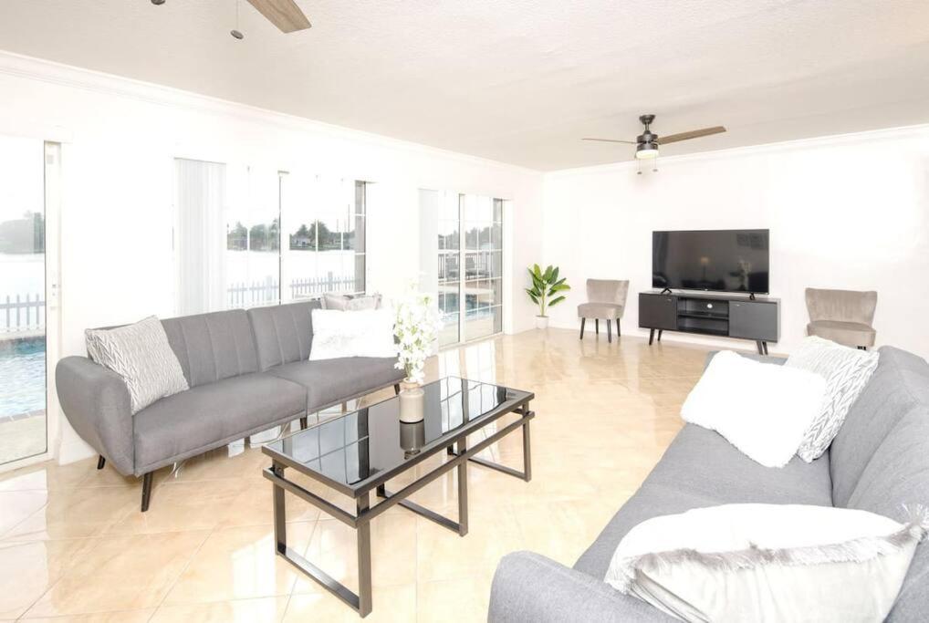 Stunning Lake-Front Villa With Pool & Spa Pembroke Pines Exteriér fotografie
