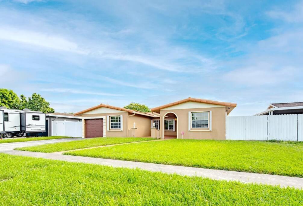 Stunning Lake-Front Villa With Pool & Spa Pembroke Pines Exteriér fotografie