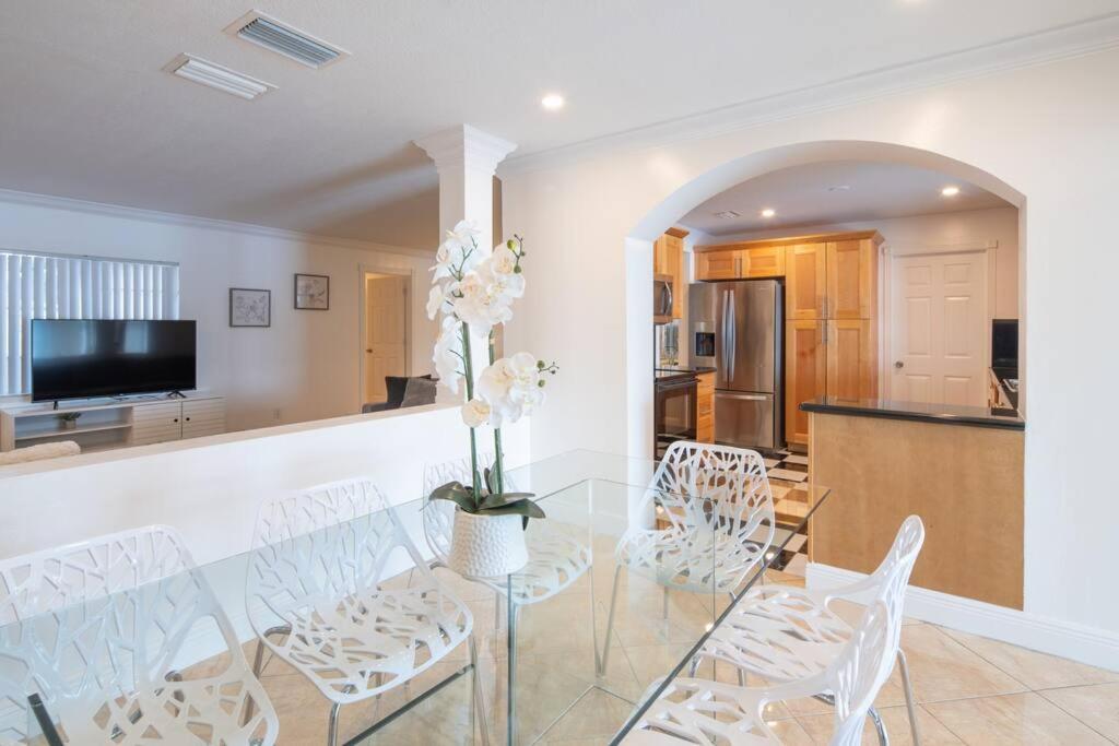 Stunning Lake-Front Villa With Pool & Spa Pembroke Pines Exteriér fotografie