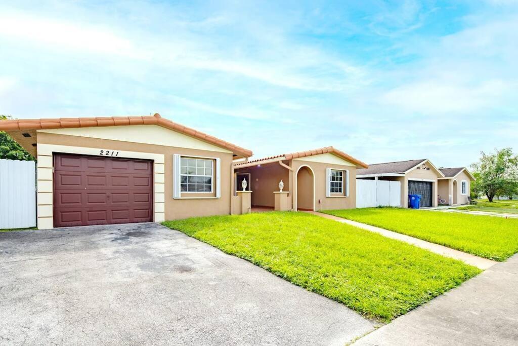 Stunning Lake-Front Villa With Pool & Spa Pembroke Pines Exteriér fotografie